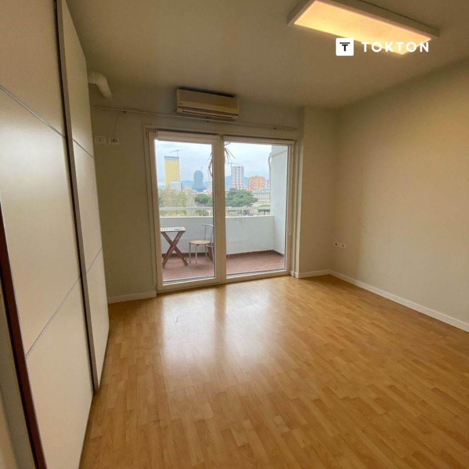 Tirane, jepet me qera ambjent biznesi Kati 4, 110 m² 1.200 € (Piramida, Tiranë, TT 1940)