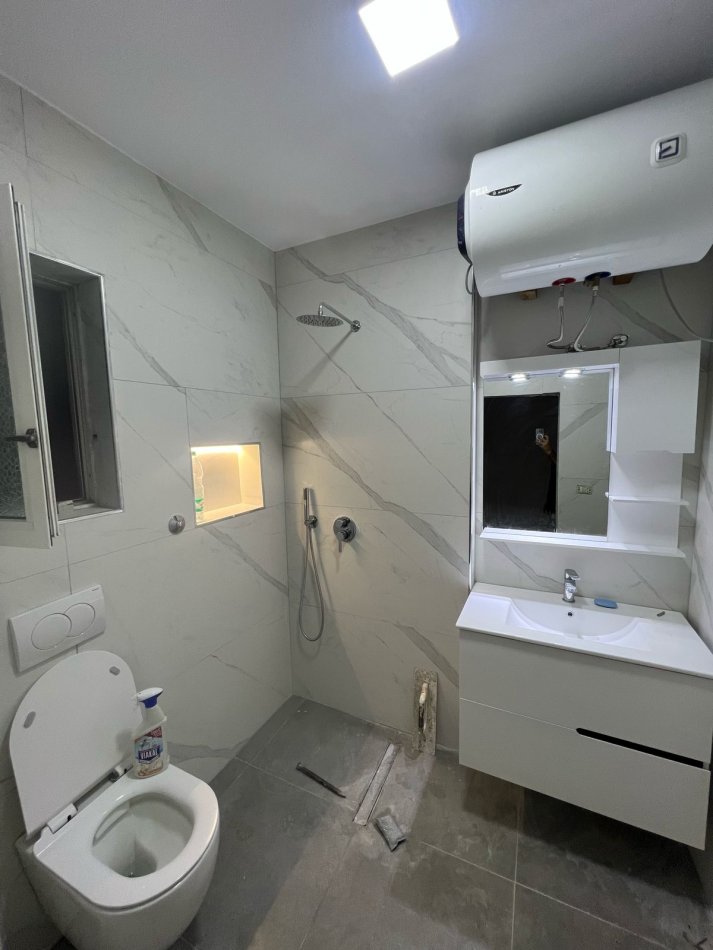 Tirane, jepet me qera apartament 1+1 , 70 m² 490 € (Rruga Naim Frashri)