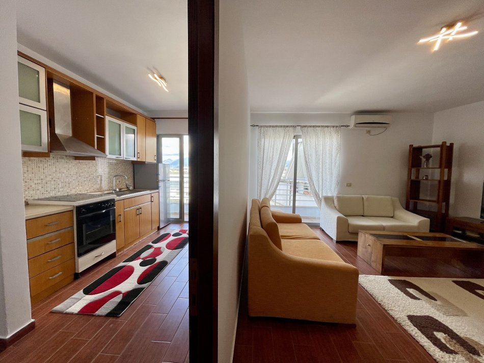 Tirane, jepet me qera apartament 2+1+Ballkon Kati 6, 600 € (Komuna e Parisit afer Kristalit)
