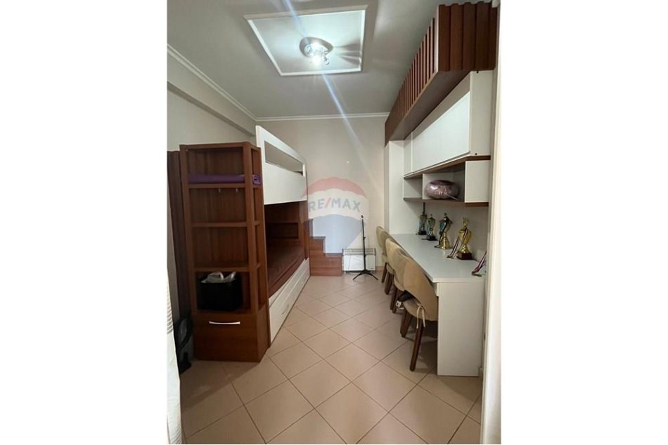 Tirane, jepet me qera 2+1 , 100 m² 700 € 