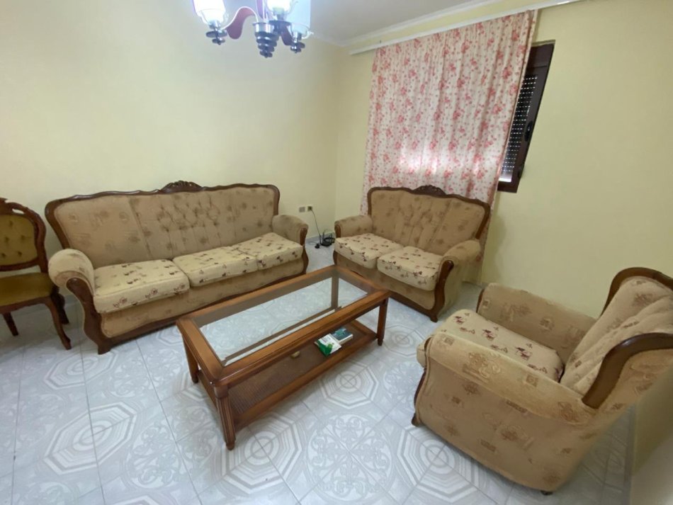 Tirane, jepet me qera shtepi 2+1+Ballkon Kati 1, 120 m²  (Kamez)