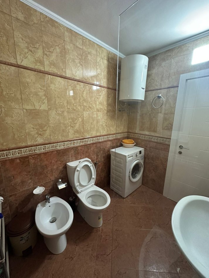 Tirane, jepet me qera apartament 2+1+Ballkon Kati 2, 81 m² 650 € 