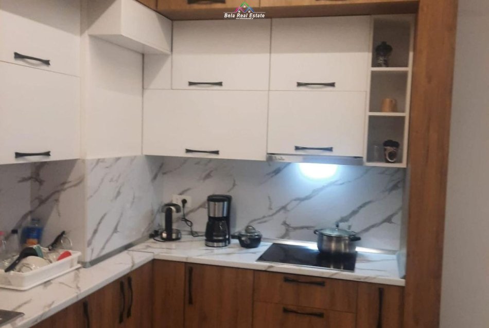 Tirane, jepet me qera apartament 2+1 Kati 3, 123 m² 750 € (Rruga e Dibres)
