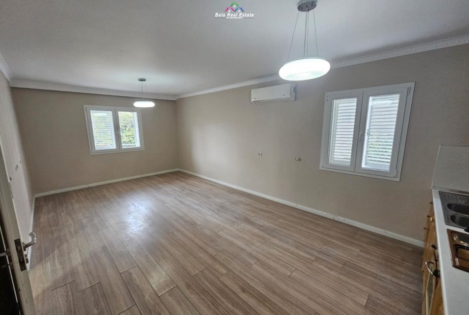 Tirane, jepet me qera Vile 3 Katshe Kati 3, 400 m² 2.500 € (blloku i vilave)