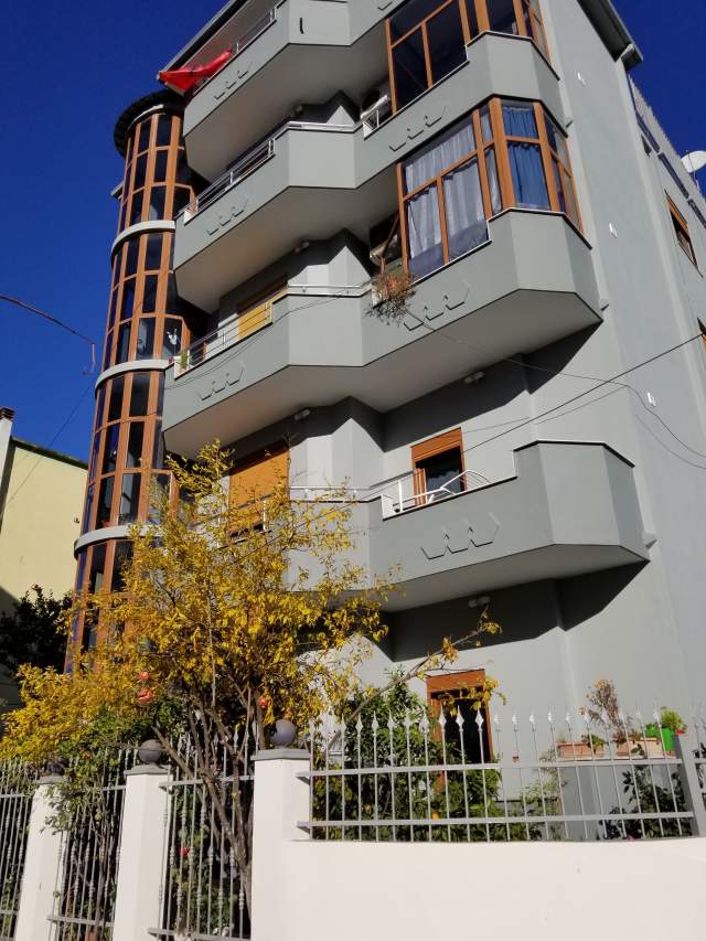 Vile 4 katëshe+papafingo+garazh me çertifikatë pronësie, 730.000 Euro (Selitë)