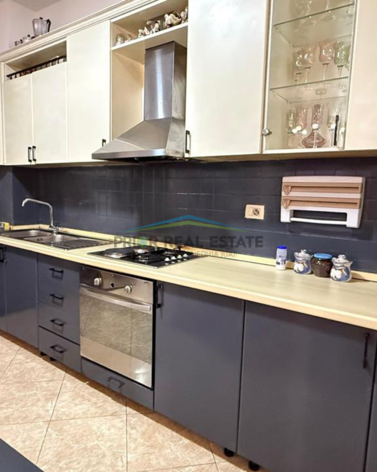 Tirane, jepet me qera apartament 2+1+Ballkon Kati 4, 110 m² 750 € (Komuna e Parisit)