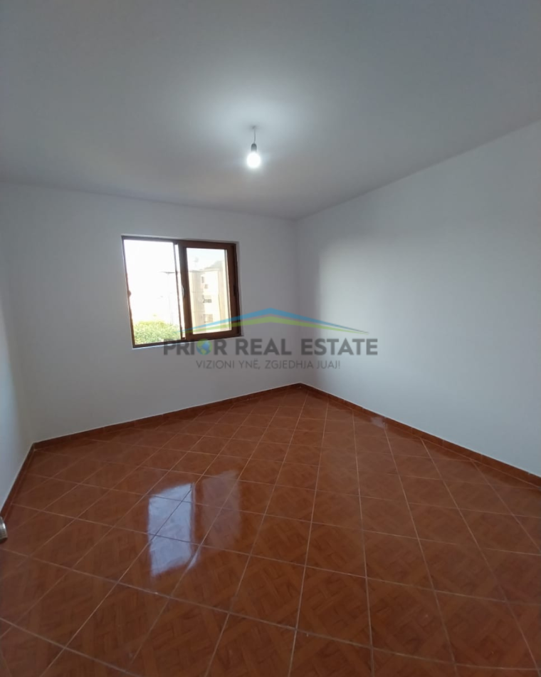 Tirane, shitet apartament 1+1+Ballkon Kati 4, 64 m² 68.000 € (Kombinat)