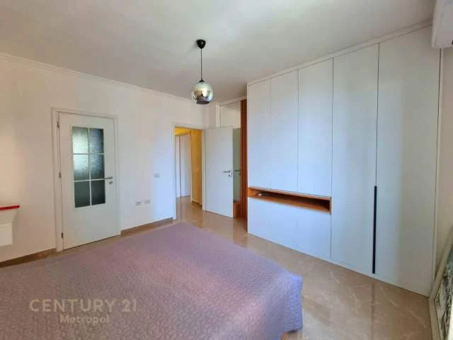 Tirane, jepet me qera apartament 2+1+BLK 115 m² 1.200 Euro (parlamenti)