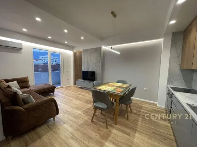 Tirane, jepet me qera apartament 1+1 80 m² 700 Euro (selvia)