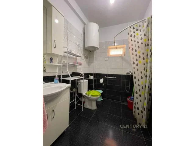 Tirane, jepet me qera apartament 1+1 72 m² 700 Euro (qender)