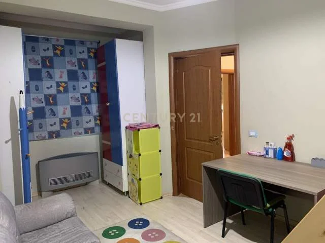 Tirane, jepet me qera apartament 700 Euro (ish restorant durresi)