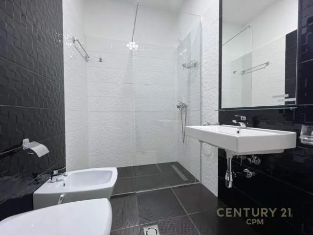 Tirane, jepet me qera apartament 122 m² 800 Euro (deliorgji)