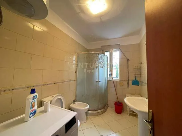 Tirane, jepet me qera 2+1 Kati 2, 90 m² 450 Euro (liqeni)