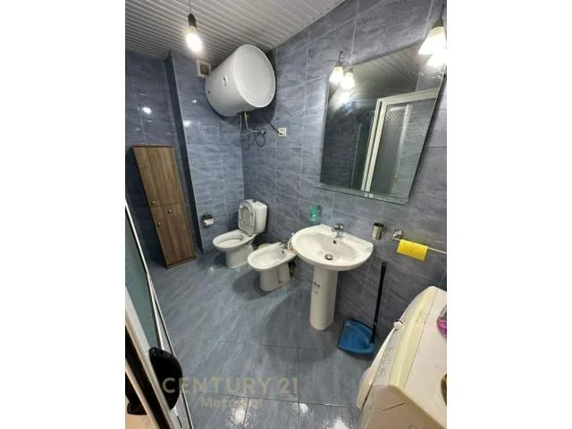 Tirane, jepet me qera 2+1+BLK 90 m² 750 Euro