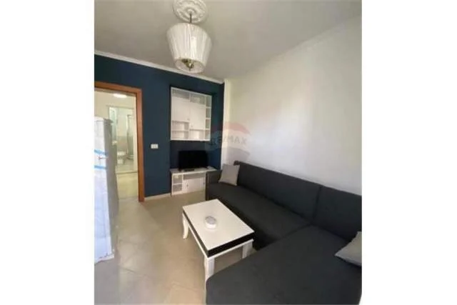 Tirane, jepet me qera apartament 1+1 Kati 3, 55 m² 500 Euro (Sheshi Wilson)