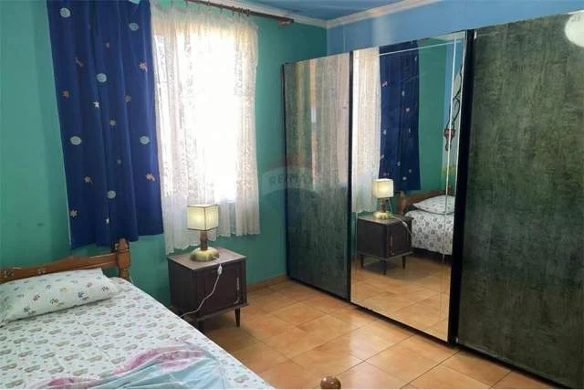 Tirane, jepet me qera apartament 3+1 Kati 4, 75 m² 550 Euro (Rruga e Durresit, prane Gazhelit)