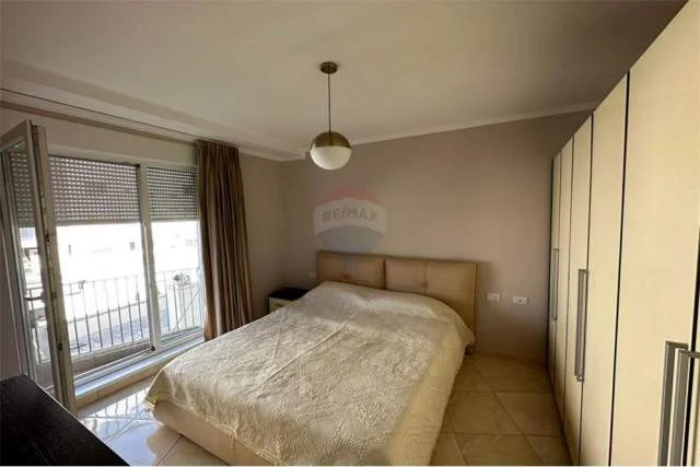 Tirane, jap me qera 1+1 Kati 4, 70 m² 450 Euro