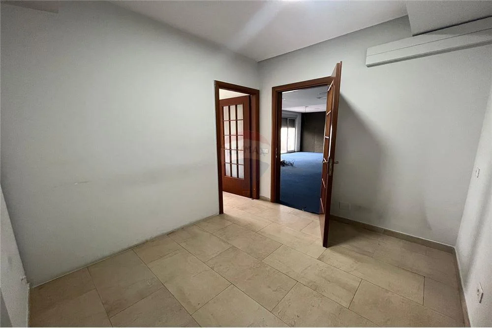 Jepet ambient biznesi me qera ne Bllok te Libri Universitar, 2500 euro