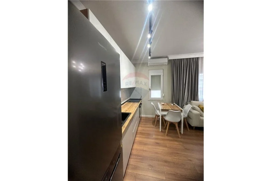 Apartament 1+1 per qira te Komuna e Parisit