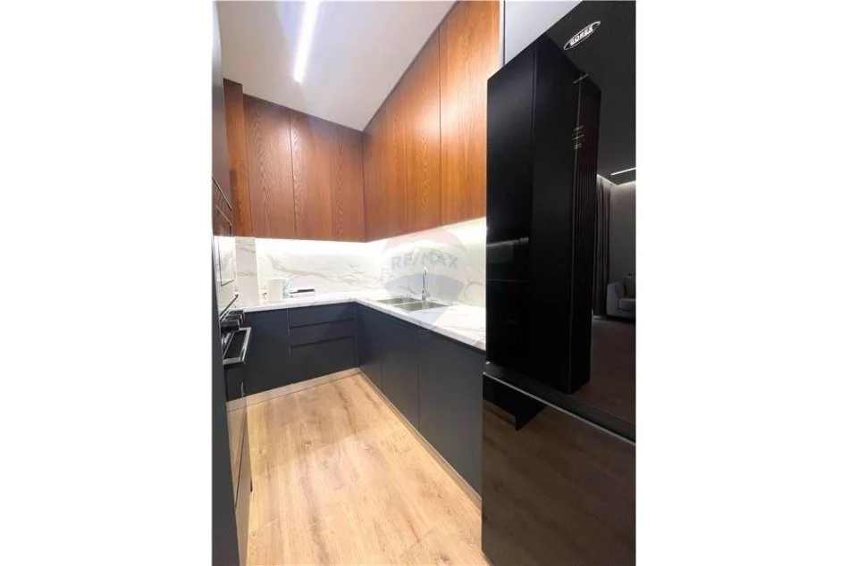 Tirane, jepet me qera apartament 2+1, Kati 5, 102 m2 800 € (Bulevardi Ri - Stacioni i Trenit)