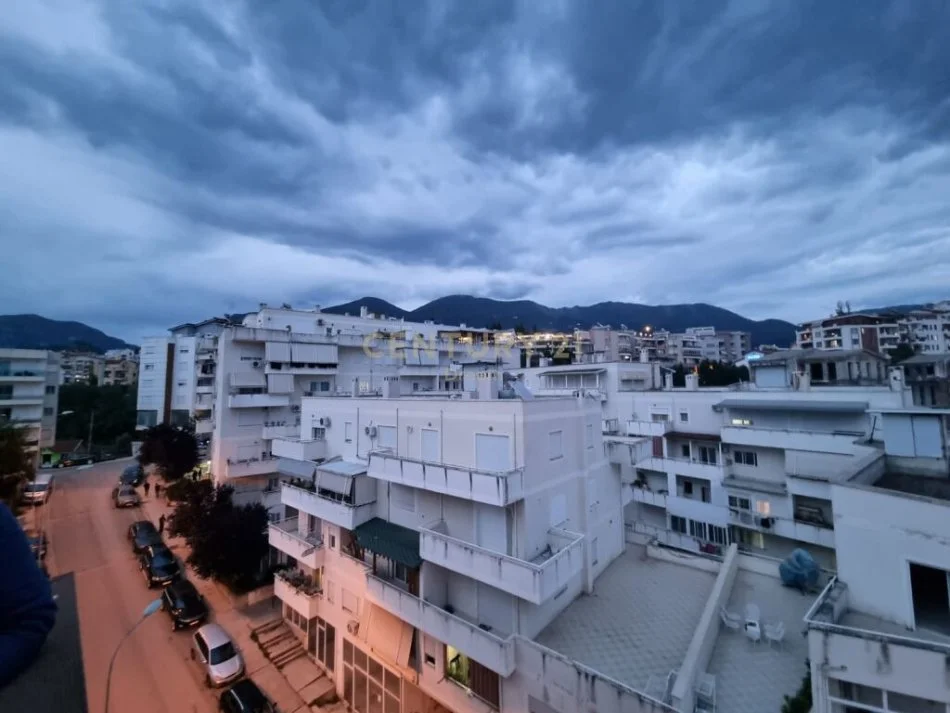 Tirane, jepet me qera apartament duplex Dublex, Kati 4, 155 m² 400 € (Fresku)