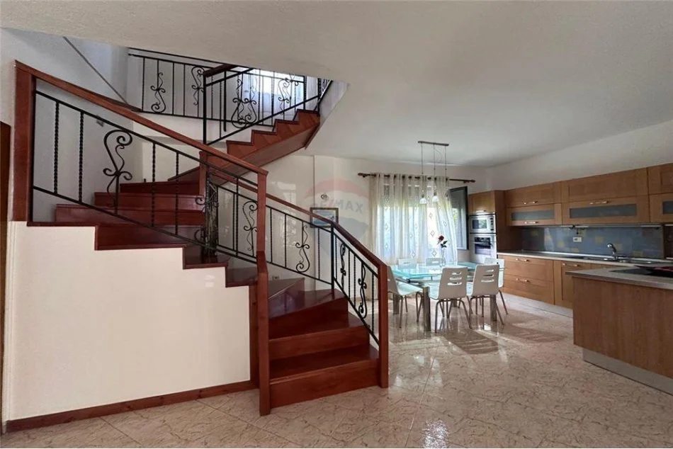 Tirane, jepet me qera apartament duplex Dublex, Kati 2, 165 m² 600 € (Rruga Starvi Themeli)