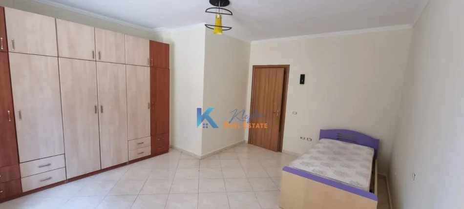 Tirane, jepet me qera apartament 2+1 Kati 2, 175 m² 500 € (Komuna e Parisit,afer shkolles Kristaq Rama