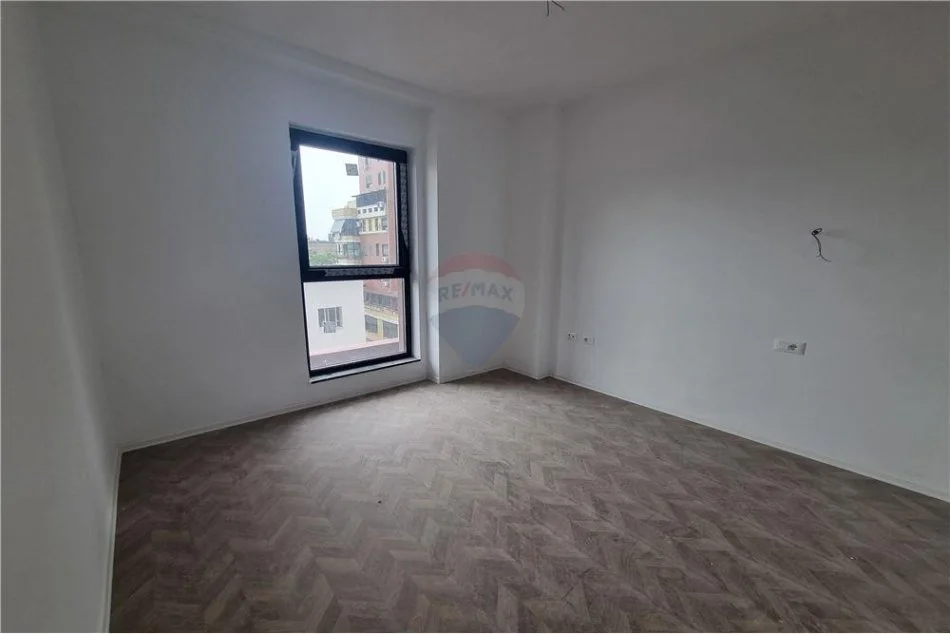 Tirane, jepet me qera ambjent biznesi Kati 3, 110 m² 1,200 € (Rruga e Kavajes - Tirana Garden Building