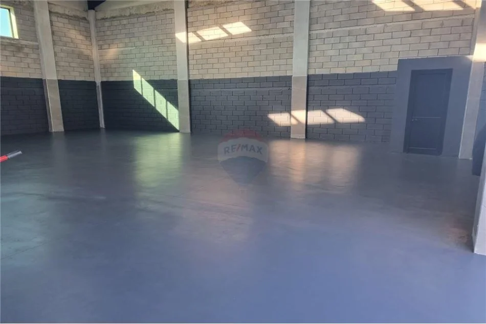 Tirane, jepet me qera ambjent biznesi , 2,324 m² 5,500 € (Marikaj - Vore