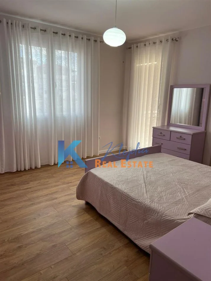 Tirane, jap me qera apartament 2+1+Ballkon , 110 m² 800 € (Rruga e Elbasanit, afer Fakultetit Ekonomik)