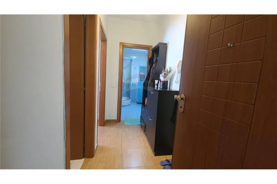 Tirane, jepet me qera apartament 1+1+Ballkon Kati 2, 65 m² 500 € (Rruga Ndrek Luca)