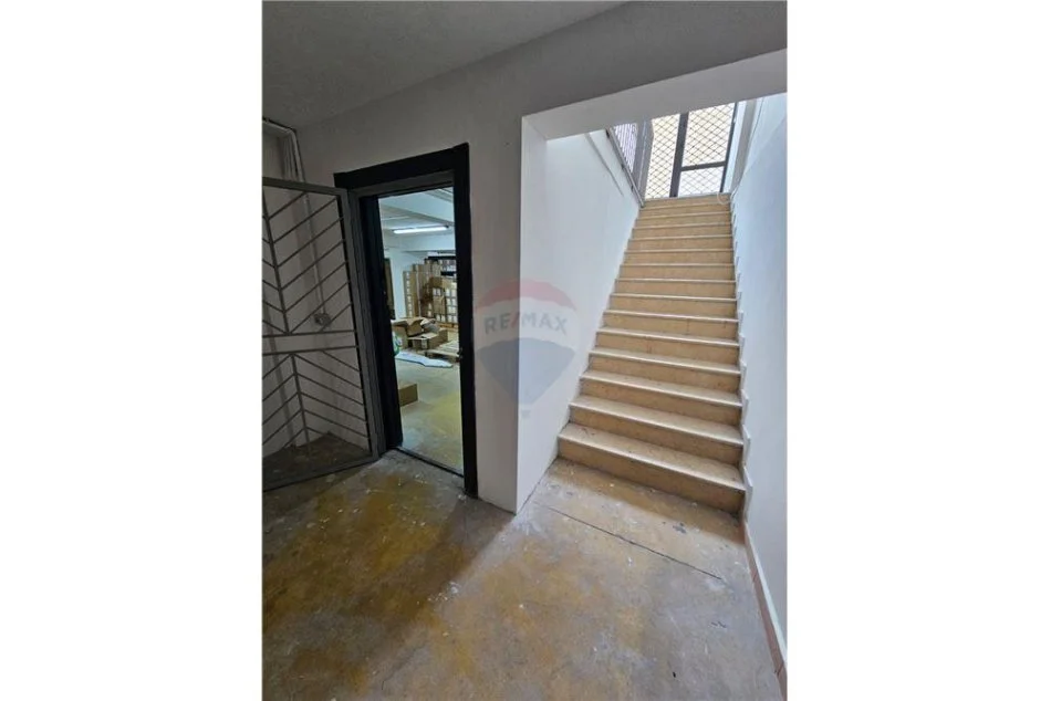 Tirane, shitet dyqan Kati 0, 590 m² 690,000 € (Riza Cerova - Shkolla e Kuqe)