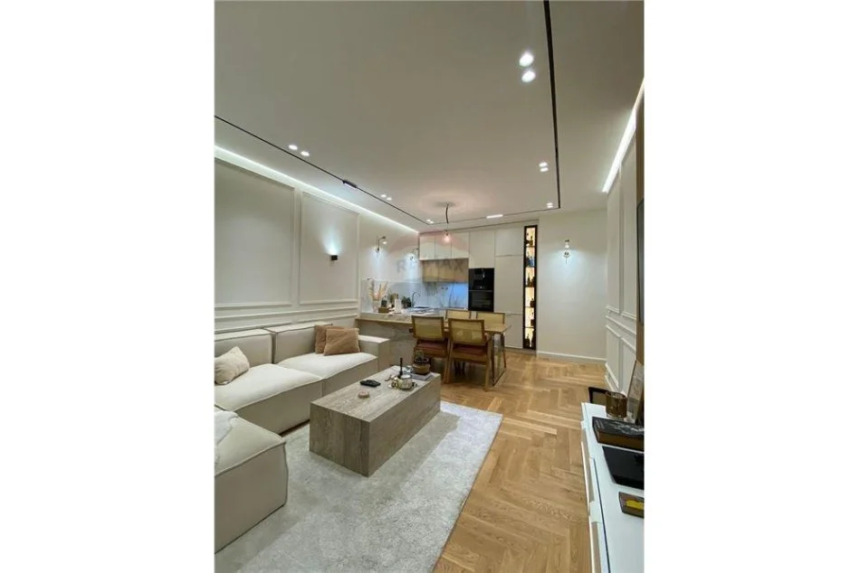 Tirane, shitet apartament 1+1 Kati 7, 79 m² 155,000 € (Rruga 5-Maji - Tregu i Madh)