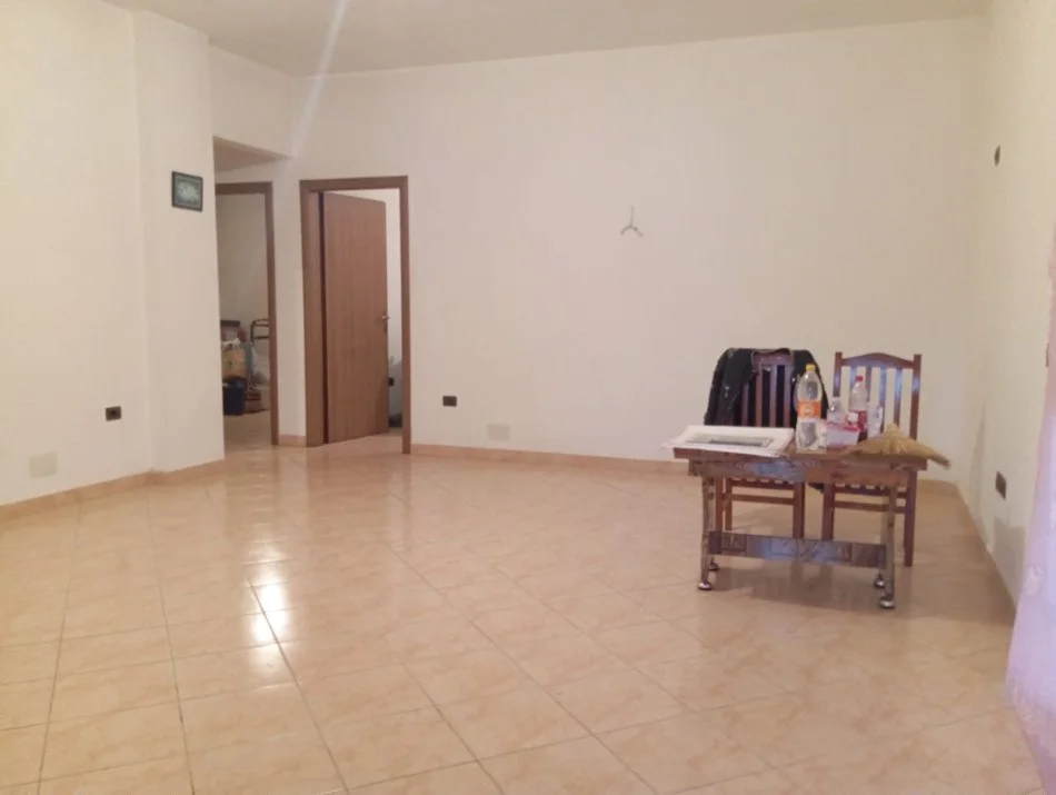 Tirane, shitet shtepi 4+1+Ballkon Kati 2, 400,000 € 