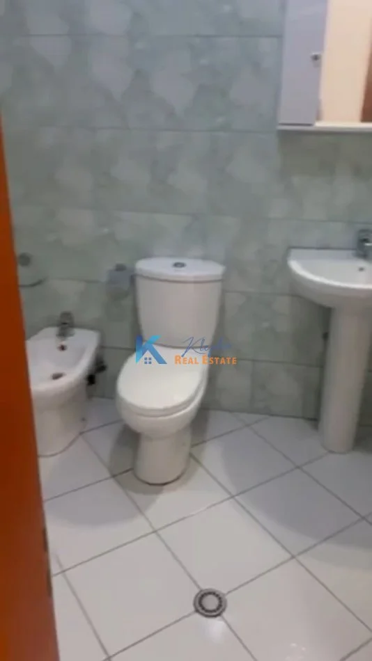 Tirane, jepet me qera apartament 2+1+Ballkon Kati 2, 100 m² (2+1 per qira te Rruga Jordan Misja, afer Gener 2)