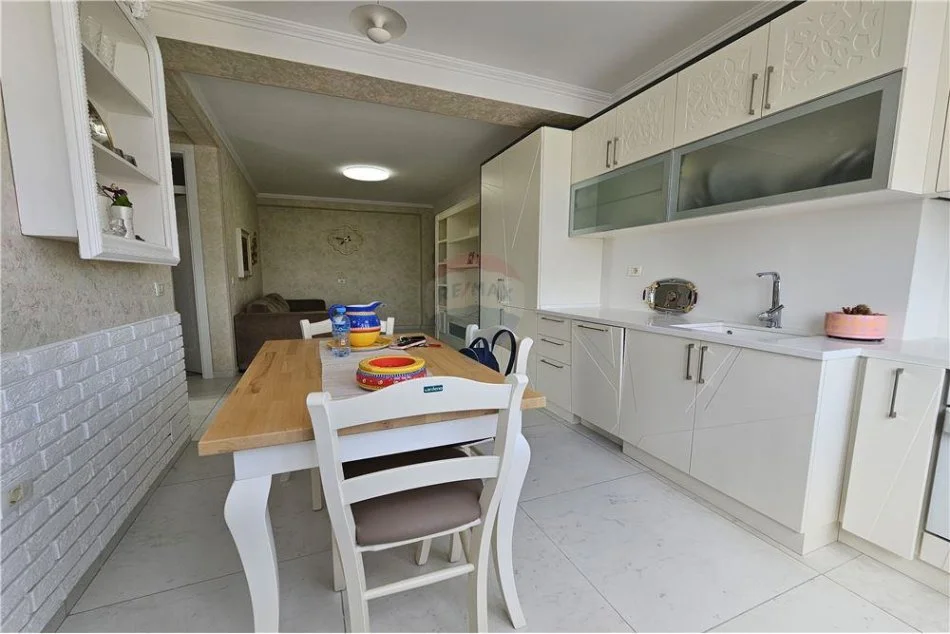 Tirane, shitet apartament 2+1 , 73 m² 180.000 € (Rruga Asim Vokshi - Stacioni i Trenit)