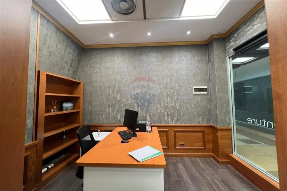 jepet me qera zyre Kati 2, 25 m² 690 € (Kullat Binjake - Tiranë)