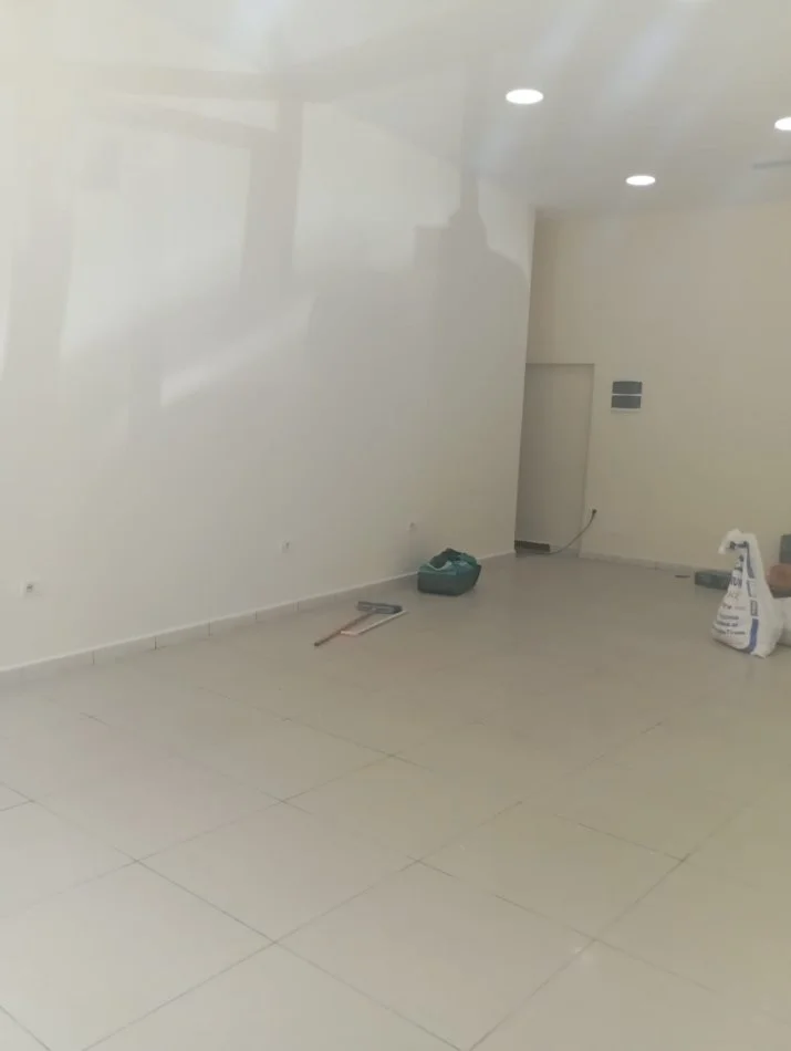 Tirane, jepet me qera dyqan Kati 0, 55 m² 600 € 