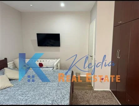 Tirane, jepet me qera apartament 2+1+Ballkon Kati 2, 93 m² 