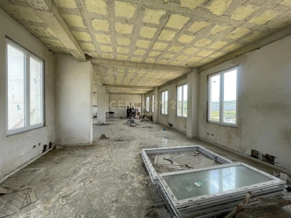 Tirane, jepet me qera vetem 1 dhome 1+1 Kati 0, 1.343 m² 4.000 € (city park)