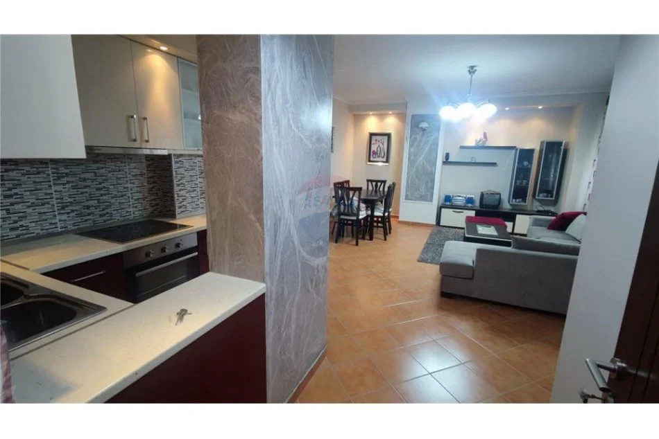 Tirane, shitet apartament 2+1 Kati 3, 101 m² 140.000 € (Rruga e Qelqit - Kombinat)