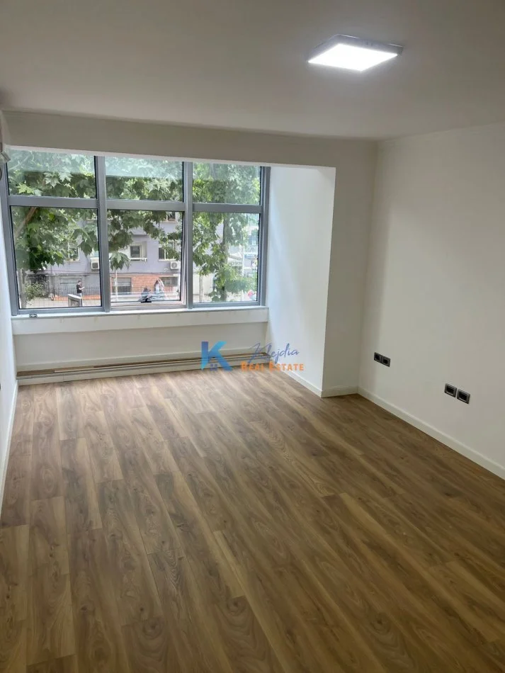Tirane, jepet me qera zyre Kati 1, 80 m² 700 € (Rruga e Kavajes, afer Poliklinikes nr.9)