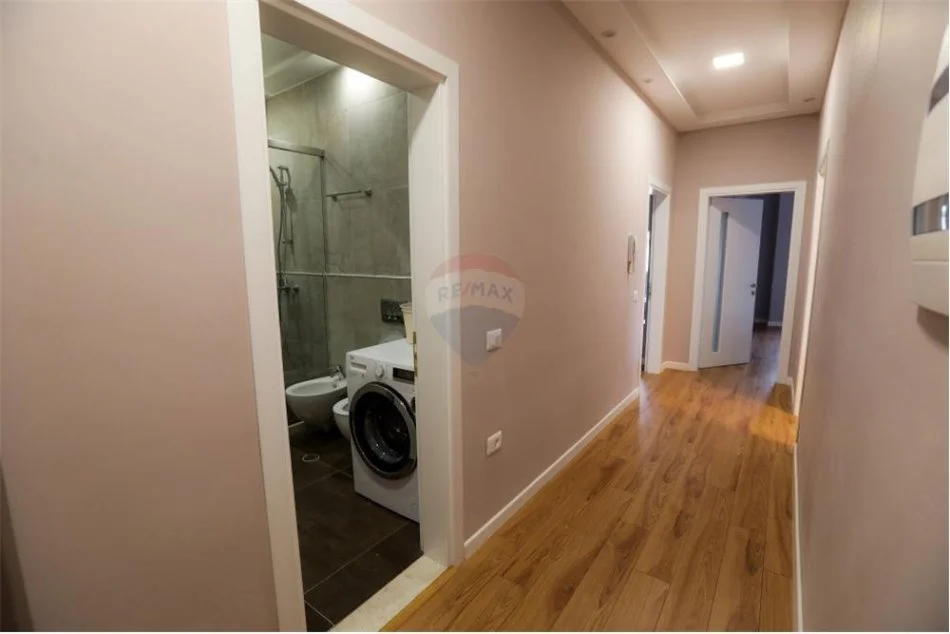 Tirane, jepet me qera apartament 2+1 Kati 7, 120 m² 1.200 € (Rruga Myrtezim Kellici - Qender)