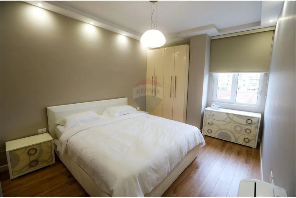 Tirane, jepet me qera apartament 2+1 Kati 4, 118 m² 1.000 € (Rruga Myrtezim Kellici - Qender)