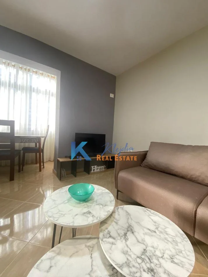 Tirane, jap me qera apartament 1+1 Kati 4, 55 m² 400 € (Brryli)