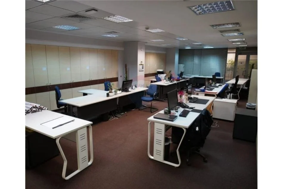 Tirane, jepet me qera ambjent biznesi Kati 0, 312 m² 10.000 € (Rruga e Kavajes)