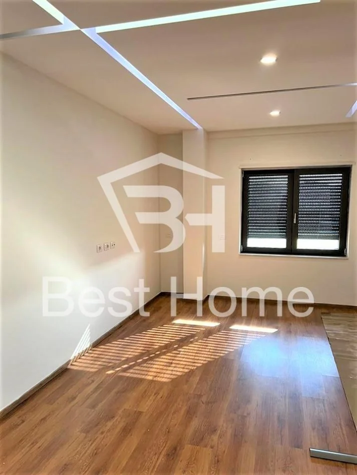 Tirane, jepet me qera zyre Kati 5, 132 m² 1.000 € (Zogu i Zi, Ring Center)