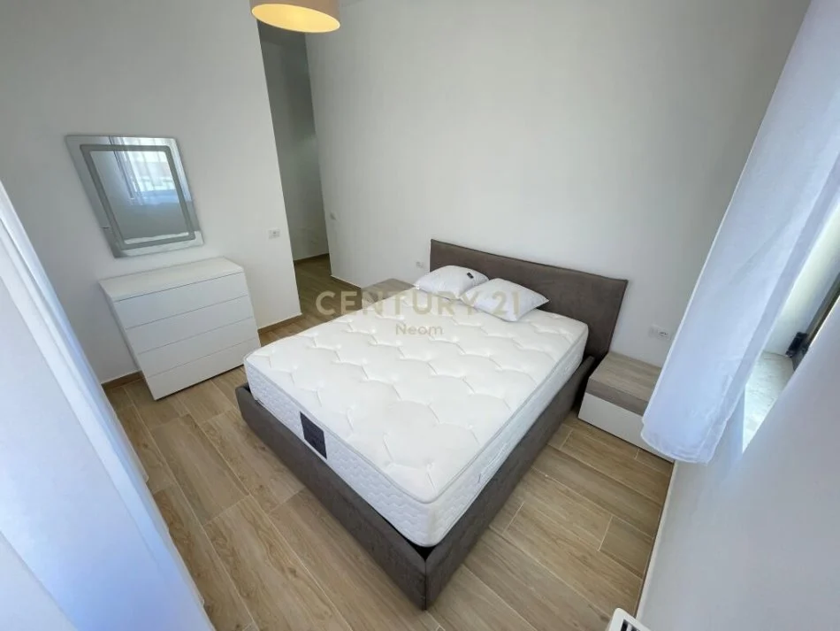 Tirane, jepet me qera apartament duplex 3+1 Kati 4, 130 m² 800 € (kodra e diellit)