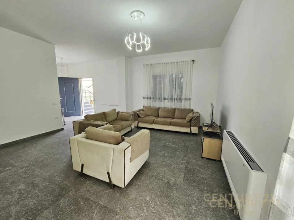 Tirane, jepet me qera apartament 3+1 Kati 2, 160 m² 600 € (sauk)