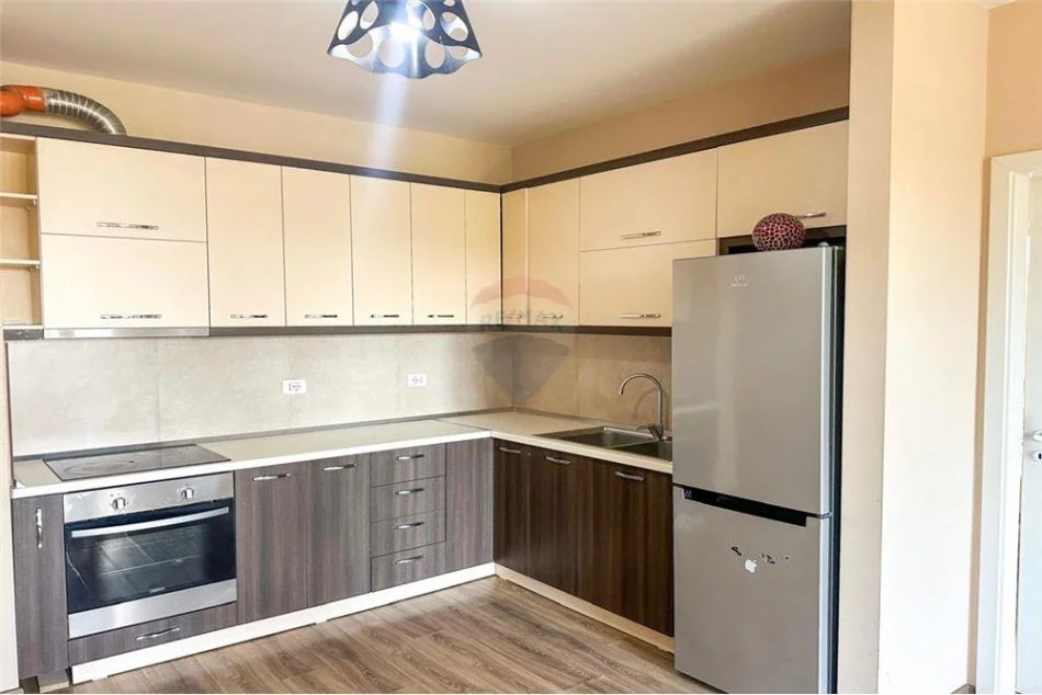 Tirane, jepet me qera apartament 2+1 , 92 m² 600 € (Rruga Frosina Plaku - 21 Dhjetori)